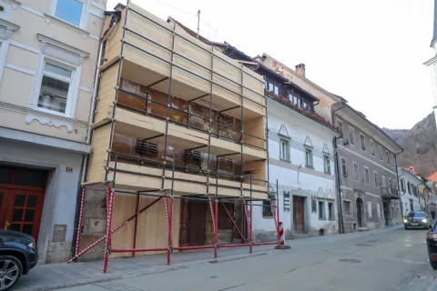 Z odločbo in&scaron;pektorata je prepovedana uporaba Kristanove hi&scaron;e. / Foto: Tina Dokl