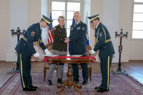 V Radovljici sta generalmajor Robert Glava&scaron; in brigadirka Laura Clellan podpisali Pismo o nameri sodelovanja na področju podpore pri čebelarjenju. / Foto: Tina Dokl