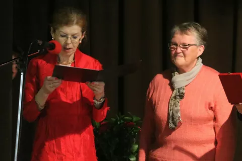 Franceska Žumer je bila najprej v vlogi povezovalke programa ob 70-letnici DU Preddvor, potem pa so jo presenetili z voščilom ob njenem osebnem prazniku. / Foto: Alenak Brun