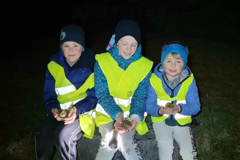 Brez prostovoljcev ne bi bilo akcij. Udeležujejo se jih tudi otroci. Jaka, Mila in Luka dvoživkam čez cesto pomagajo vsako pomlad, skoraj vsak dan med selitvijo. / Foto: Zala Prevor&scaron;ek
