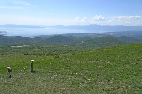 Pogled na Reški zaliv, severni del Krka in Učko v ozadju. / Foto: Jelena Justin