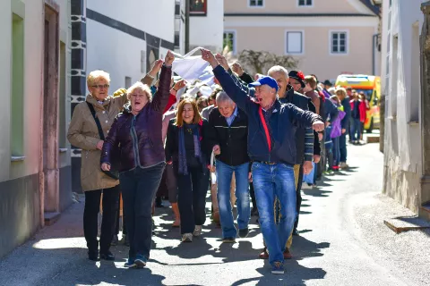 Takole so v Železnikih »šivali kovtre« na velikonočni ponedeljek leta 2018, ko so po dolgih letih obudili ljudski običaj. / Foto: arhiv GG (Andrej Tarfila)