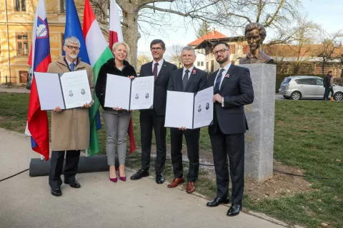 Ob kipu S&aacute;ndorja Petőfija: (od leve) dr. Marjan Cencen, Ur&scaron;ka Klakočar Zupančič, Matjaž Rakovec, L&aacute;szl&oacute; K&ouml;v&eacute;r in Andor Ferenc D&aacute;vid / Foto: Tina Dokl