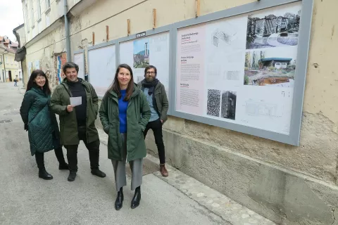 Prvi obiskovalci razstave z arhitektko Ano Kreč v ospredju / Foto: Igor Kavčič