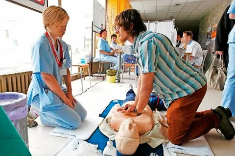 Obiskovalci so lahko vadili postopek oživljanja ponesrečenca. Z zanimanjem je tehniko masaže srca in dajanja umetnega dihanja na lutki preizkusil tudi Bo&scaron;tjan Pogorevc iz Zgornjih Gorij. / Foto: 