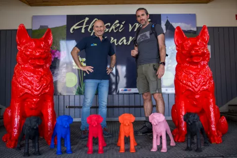 Tomaž &Scaron;tefe (levo) in ambasador projekta Dobre novice! Noah Charney (desno), obkrožena s Sweetlovovimi skulpturami / Foto: Primož Pičulin