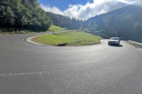 Cesta Stahovica&ndash;Črnivec ima novo asfaltno prevleko. / Foto: Ale&scaron; Senožetnik