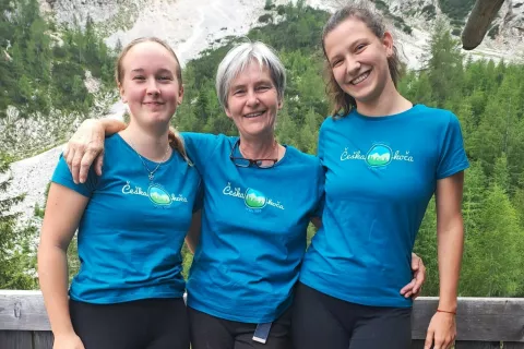 Karmen Klaura, oskrbnica Če&scaron;ke koče na Spodnjih Ravneh, z delom svoje mlade ekipe / Foto: osebni arhiv