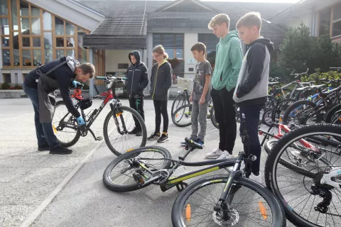 Že lani so predvsem učenci pa tudi drugi občani svoja kolesa pripeljali pred bistri&scaron;ko osnovno &scaron;olo, kjer jih je pregledal in nekatera tudi popravil usposobljeni serviser. / Foto: Gorazd Kavčič