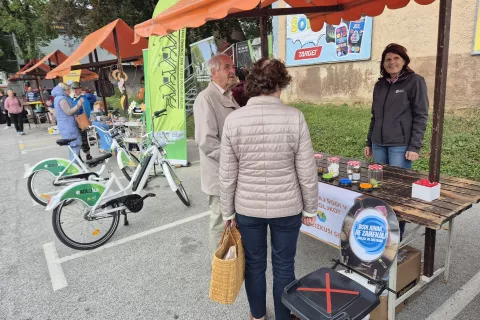 Ekologinja Mojca M&uuml;ller iz Komunale &Scaron;kofja Loka je obiskovalcem razložila, česa vse ne smemo metati v strani&scaron;čno &scaron;koljko. / Foto: Klara Mrak