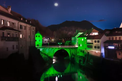 Kamniti most je v dneh okrog godu sv. Patrika v zelenem / Foto: Denys Shay