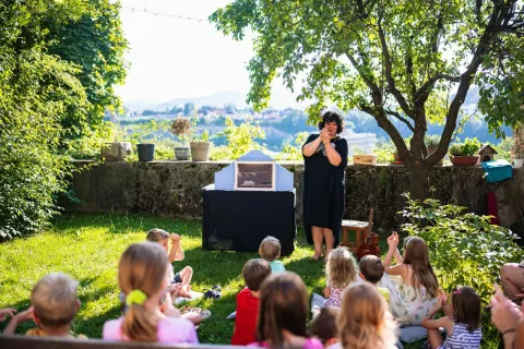 Ur&scaron;ka Ko&scaron;ir pesmice otrokom najprej predstavi prek kami&scaron;ibaja. / Foto: Osebni Arhiv