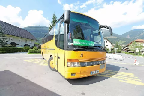 Brezplačni avtobus bo vozil &scaron;e dva avgustovska konca tedna &ndash; ves dan od &scaron;este ure zjutraj do poznega popoldneva vsako polno uro od parkiri&scaron;ča pri nekdanji Železni&scaron;ki postaji Mojstrana do Aljaževega doma v Vratih in nazaj. Zadnja vožnja avtobusa iz Vrat bo ob &scaron;estih zvečer. / Foto: Tina Dokl / Foto: 