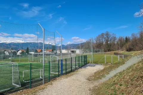 Največ glasov med vsemi predlaganimi projekti v občini je zbal projekt postavitve tribune ob pomožem igrišču za nogomet v Lescah. / Foto: 