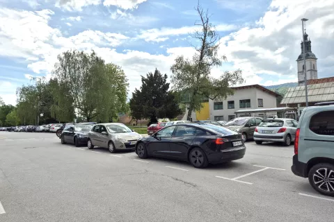 Parkiri&scaron;če &Scaron;temarje bodo raz&scaron;irili za dvajset parkirnih mest. / Foto: Klara Mrak