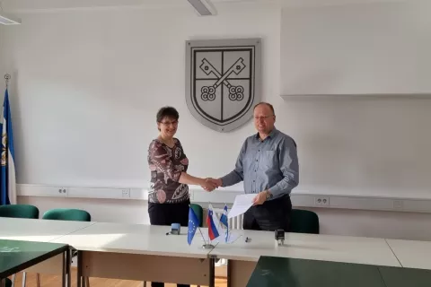 Marija Dolenc in Ivan Meglič ob podpisu pogodbe