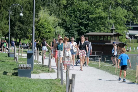 reportaža turisti na Bledu turisti kopalci plavalci skok v vodo jezero / Foto: Tina Dokl