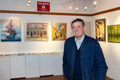 V Galeriji Muzeja Železniki razstavlja slikar iz Kranja Rajko Bogataj. / Foto: Simon Benedičič