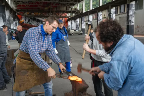 Na ustvarjalni kova&scaron;ki delavnici so kovači iz Slovenije in Madžarske s skupnimi močmi skovali abstraktno kovano skulpturo. / Foto: Nik Bertoncelj