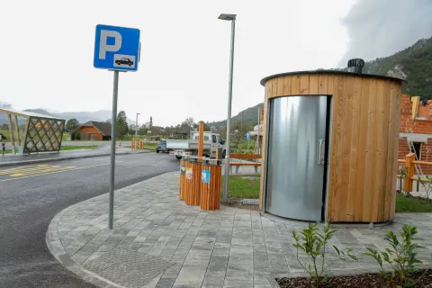 Poleg parkiri&scaron;ča so na vstopni točki Doslovče urejene povr&scaron;ine za pe&scaron;ce, kolesarje in ostale uporabnike s klopmi, stojali za kolesa, pitnikom, ko&scaron;i in dehidracijskim strani&scaron;čem. / Foto: Tina Dokl