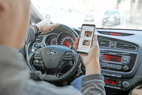 Uporaba telefona med vožnjo zmanj&scaron;uje zbranost in pozornost voznika. / Foto: Tina Dokl / Foto: 