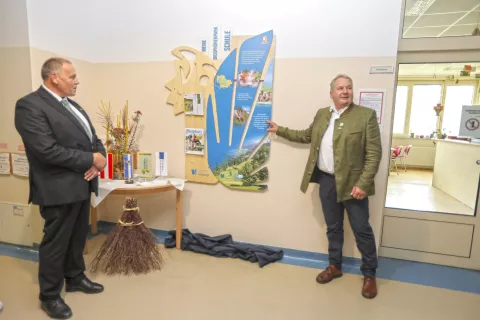 Direktor Biotehni&scaron;kega centra Naklo Marijan Pogačnik (levo) in Heinrich ​Mayer iz Biosfernega parka Nockberge ob novi stalni informacijski točki parka / Foto: Tina Dokl