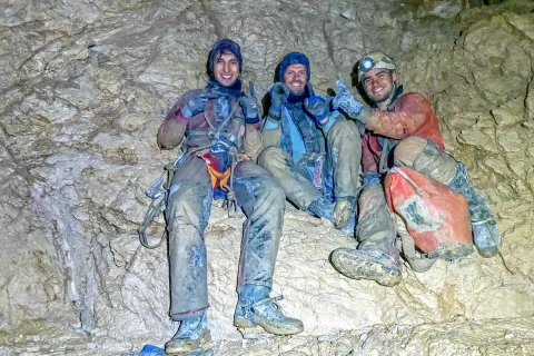 Ekipa jamarjev, ki je odkrila magično mejo tisoč metrov globine: z leve Peter Ma&scaron;ič, Jure Bevc in Matevž Marinko. / Foto: Arhiv Dzrjl