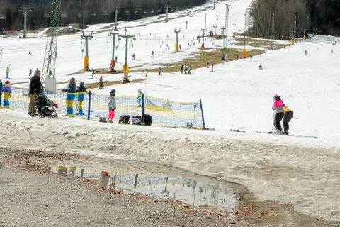 Konec prejšnjega tedna je smučišče v Kranjski Gori, kjer prav tako že diši po pomladi, gostilo zadnje smučarje sezone. Če se v dolini staljeni sneg že spreminja v luže, pa se nekateri že spogledujemo z večjimi 'lužami', v katerih bomo lahko zaplavali. Čas hitro beži in do poletja sploh ni tako daleč. S. K. <br><br> / Foto: Tina Dokl