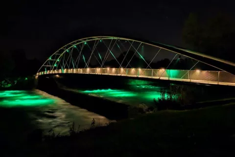 Na dan cerebralne paralize bodo nekatere javne zgradbe oziroma znamenitosti osvetljene v zeleno barvo - tudi brv Medvo&scaron;ki lok. / Foto: Arhiv Občine Medvode