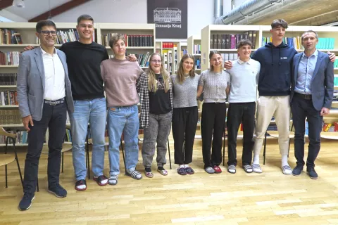 Kranjski župan in predsednik Alumnov Gimnazije Kranj Matjaž Rakovec, ko&scaron;arkar Blaž Perko, &scaron;portni plezalec Gorazd Jurekovič, odbojkarica Vesna Pogačar, gorska tekačica in turna smučarka Klara Velepec, atletinja Hana Sekne, taekwondoist Tibor Oblak, atlet Tom Ter&scaron;ek in ravnatelj Gimnazije Kranj Aljo&scaron;a Brlogar / Foto: Vilma Stanovnik