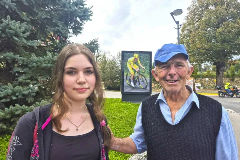 Uspehe Tadeja Pogačarja spremljajo prav vse generacije, tudi Jasna Zabret iz Komende in Janez Stele iz Podbor&scaron;ta. / Foto: Klara Mrak