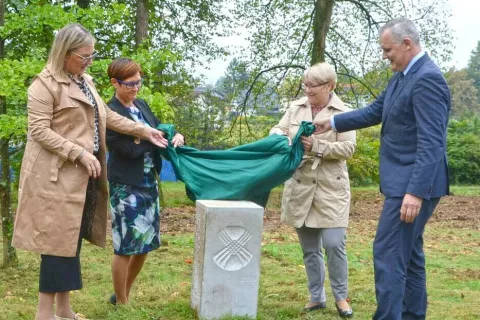Na slovesnosti ob položitvi temeljnega kamna za gradnjo novega centra: Mateja Čaču&scaron;ić, dr. Nike Krajnc, Bojan Kumer in dr. Jerneja Jug Jer&scaron;e. / Foto: Arhiv Gozdarski In&scaron;titut Slovenije