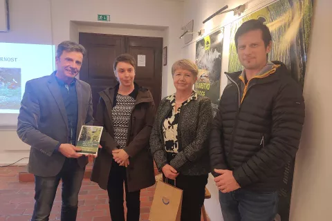Mag. Robert Hostnik, &Scaron;pela Smolej Milat iz Gornjesavskega muzeja Jesenice, Marija Imperl in Aljaž Pogačnik, direktor muzeja / Foto: Nika Topori&scaron;