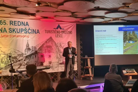 Udeležence rednega letnega zbora, tokrat že drugič v novi restavraciji kampa &Scaron;obec, je tudi letos nagovoril dolgoletni predsednik Turističnega dru&scaron;tva Lesce Zlatko Kavčič.