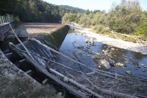 reka Sava Bohinjka jez smrad gnoj drek člove&scaron;ki iztrebki svinjarija ekolo&scaron;ka katastrofa občina Bled vas Lancovo občina Radovljica / Foto: Gorazd Kavčič
