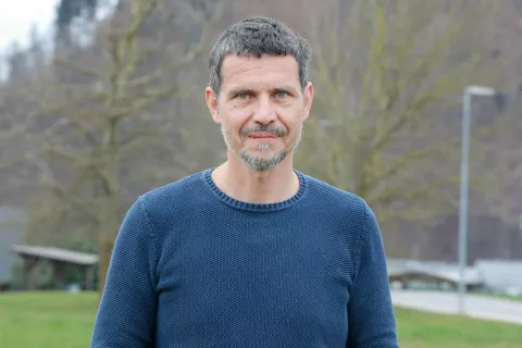 Arborist Erik Vidmar: &raquo;Na javnih zelenih povr&scaron;inah dreves nikoli ne posekamo brez tehtnega razloga.&laquo; / Foto: Tina Dokl