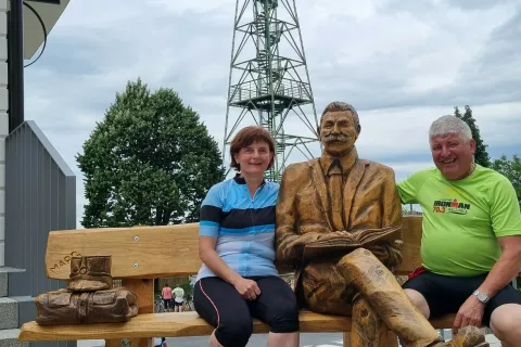 V Zavrhu sta Helena in Marjan prisedla h Generalu Maistru. V ozadju je razgledni stolp.<br> / Foto: Grega Flajnik