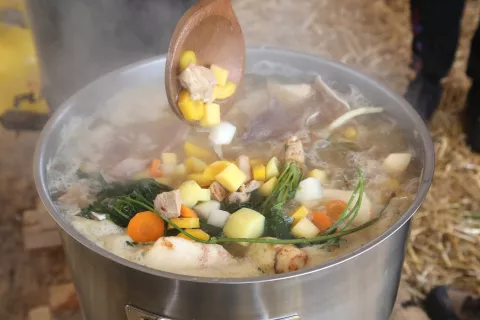 Tradicionalno &scaron;aro je tokrat pripravljalo Turistično dru&scaron;tvo Žlebe - Marjeta. / Foto: Gorazd Kavčič