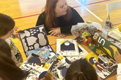 Letos so prvo&scaron;olcem podarili slikanico Majde Koren. / Foto: Arhiv Podjetja