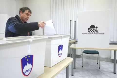 V nedeljo so gorenjski kmetje in drugi člani prve volilne skupine volili svoje predstavnike v svet KGZS in v svet Območne enote Kranj. / Foto: Gorazd Kavčič