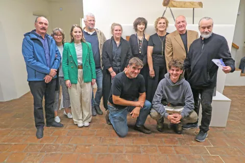 Del ustvarjalne ekipe leto&scaron;njega simpozija umetni&scaron;ke keramike v Vogljah / Foto: Igor Kavčič
