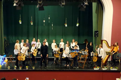 Orkester napetih strunc je nastopil skupaj z otroškim zborom. / Foto: Foto Boni