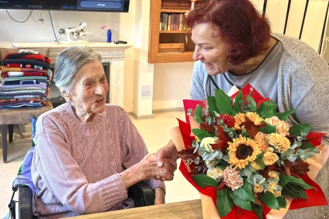 Ljudmili Kavčič je ob stotem rojstnem dnevu čestitala tudi direktorica jeseni&scaron;kega doma upokojencev Karmen Arko. / Foto: Arhiv Doma