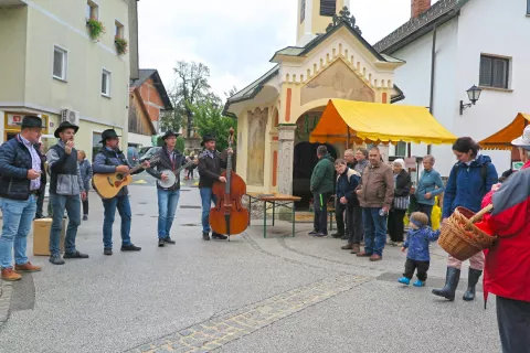 Druženje, tudi s pesmijo zasedbe &Scaron;tedientje, je potekalo pred obnovljeno Marijino kapelico, ki je stara 200 let. / Foto: Vilma Stanovnik