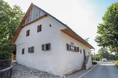 Podpis pogodbe za prenovo Pre&scaron;ernove domačije Direktor podjetja Kovinar &ndash; gradnje ST Jernej Mrak in ministrica za kulturo Asta Vrečko Vrba / Foto: Tina Dokl