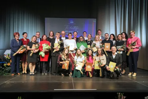 Na prireditvi so prizadevnim kulturnikom Kulturno-prosvetnega dru&scaron;tva Josip Lavtižar podelili Linhartove značke. / Foto: Tina Dokl