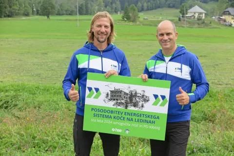Posodobitev energetskega sistema koče na Ledinah sta letos omogočila HSE in Planinsko dru&scaron;tvo Kranj. Na sliki: predsednik Planinskega dru&scaron;tva Kranj Primož Černilec in generalni direktor HSE Tomaž &Scaron;tokelj. / Foto: Alenka Brun