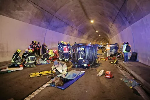 Na re&scaron;evalni vaji v ljubeljskem predoru je sodelovalo okoli 280 re&scaron;evalcev in pripadnikov sil za za&scaron;čito in re&scaron;evanje. / Foto: Gorazd Kavčič / Foto: 