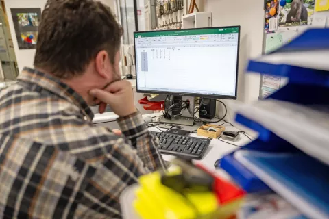 Delo v neurejenih pogojih lahko poslab&scaron;a tako du&scaron;evno kot telesno zdravje zaposlenih, kar za delovne organizacije lahko pomeni nižjo produktivnost in vi&scaron;je stro&scaron;ke zaradi absentizma, prezentizma in fluktuacije. / Foto: Nik Bertoncelj