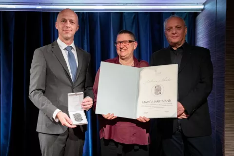 Prejemnica srebrne plakete Marica Hartman (v sredini) s predsednikom žirije za podeljevanje priznanj Javnega sklada Tomažem Simetingerjem (levo) in predsednikom upravnega odbora Javnega sklada Damjanom Damjanovičem. / Foto: Jskd Ljubljana